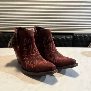 Merlot Suede Ariat Dixon Boots
Size 7.5
Worn Twice
Tags Still Attached